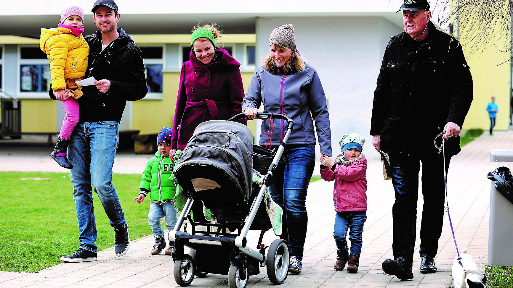Osterweg anstellle der Auferstehungsfeier in Regau. Von der Volksschule bis zur Kirche