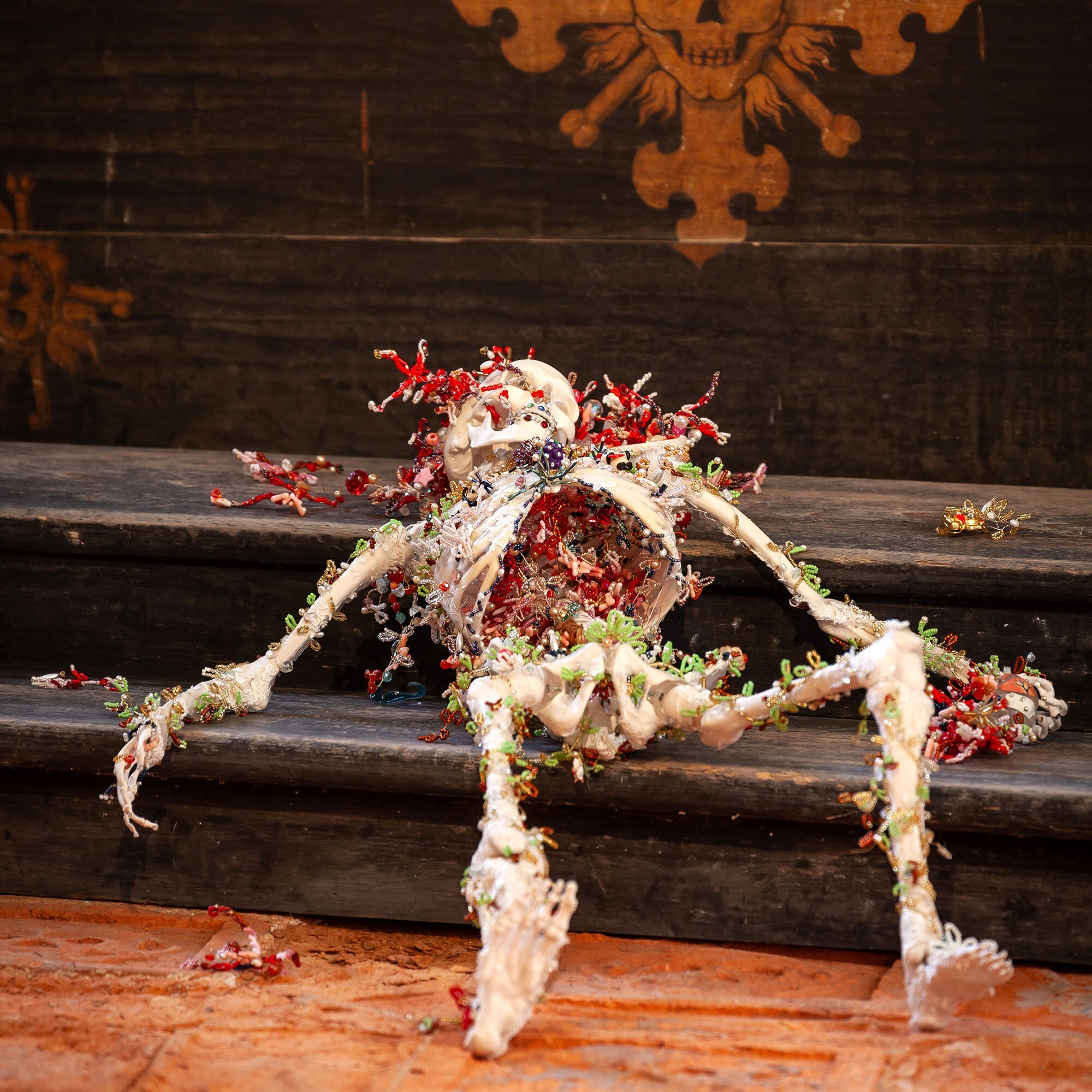 Haruko Maeda, Gruftkapelle Hallstatt, „Heartbeat of the death 10 mixed media“